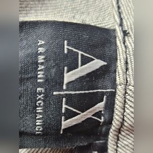 Pantalones grises pegados con cierres en las puntas